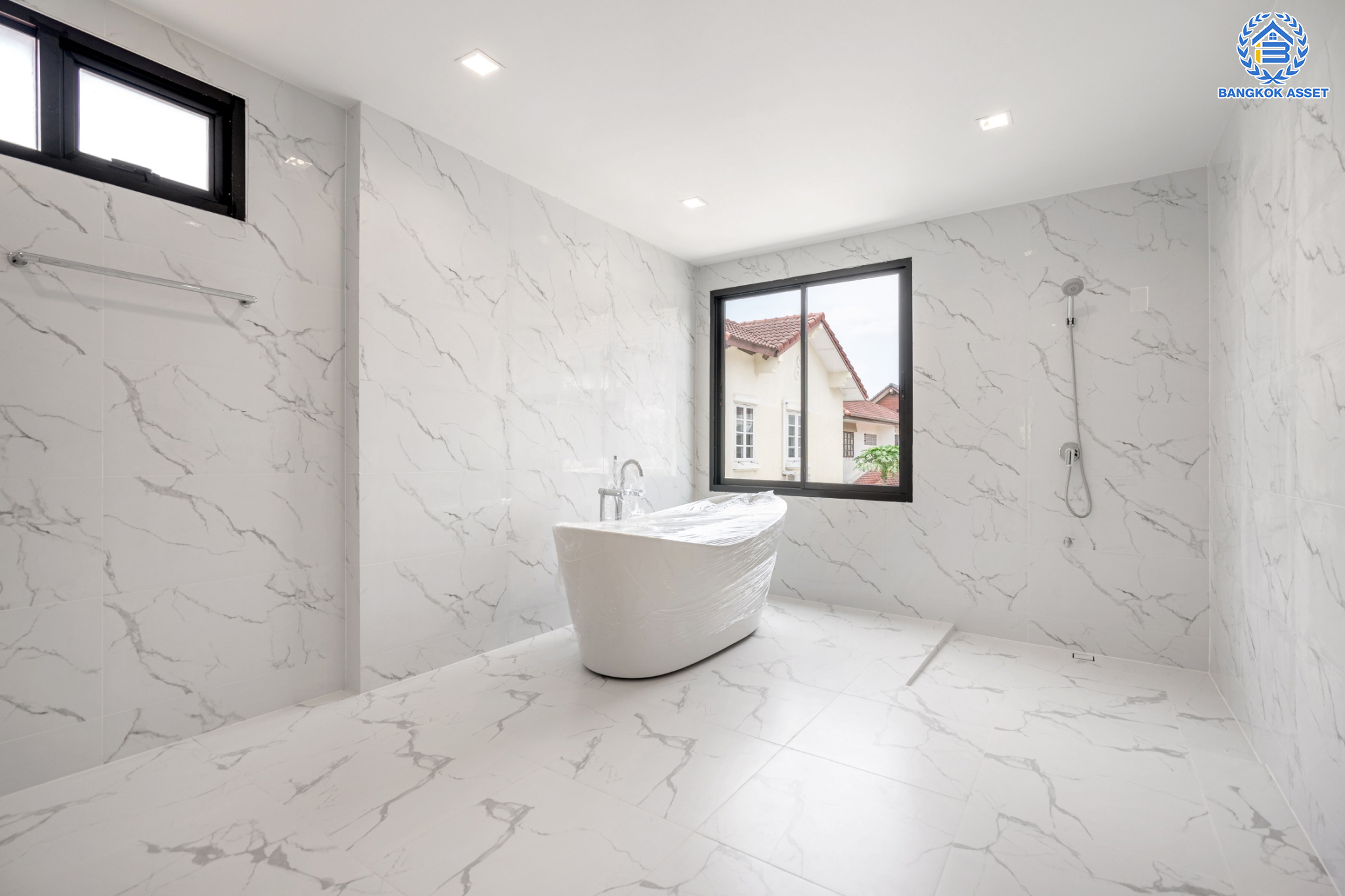 คฤหาสน์ตกแต่งใหม่ คุณภาพ LH ม.ชลลดา บางบัวทอง แปลงมุม เนื้อที่ 121 ตร.ว. ตกแต่งหรูหรา ตอบโจทย์ครอบครัวใหญ่ ด้วยฟังก์ชัน 4 ห้องนอน 6 ห้องน้ำ 1 ห้องอเนกประสงค์ 1 ห้องแม่บ้าน จอดรถได้ถึง 4 คัน มีสนามหญ้าด้านข้างกว้างขวาง พร้อม Facilities ครบ! บนทำเลคุณภาพ เชื่อมต่อได้หลายเส้นทาง ใกล้เซ็นทรัลเวสต์เกต และรถไฟฟ้า "สถานีบางพลู"